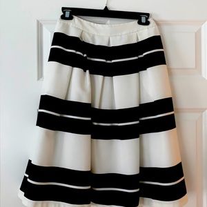 Express Skirt with Pockets black and White